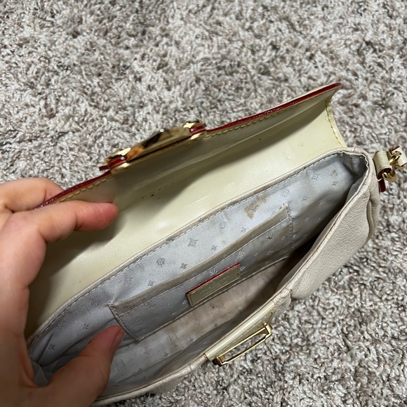 Louis Vuitton | Suhali Le Precieux White Pochette - Picture 10 of 11